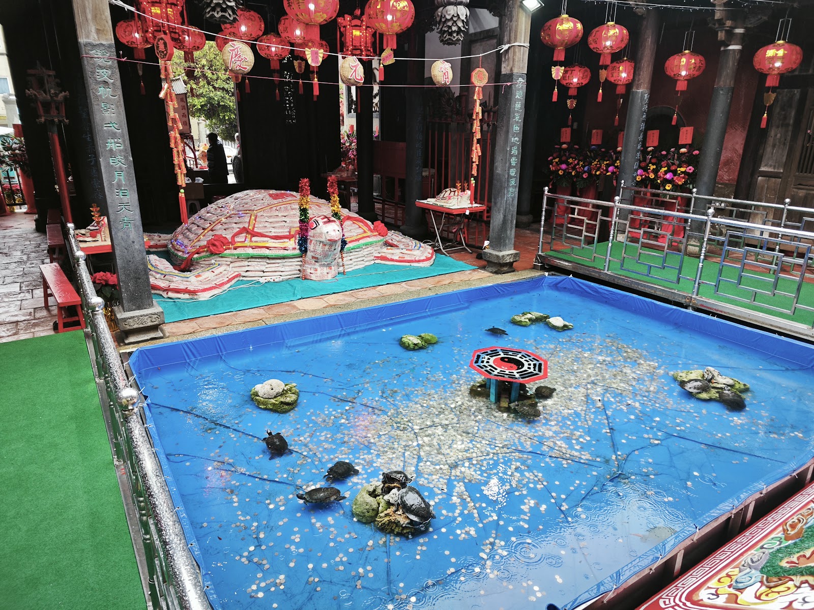 澎湖天后宮廟內烏龜水池元宵祈福