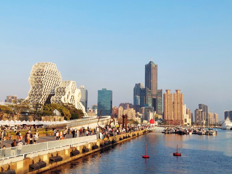 高雄駁二藝術特區港邊步道全景與高雄流行音樂中心