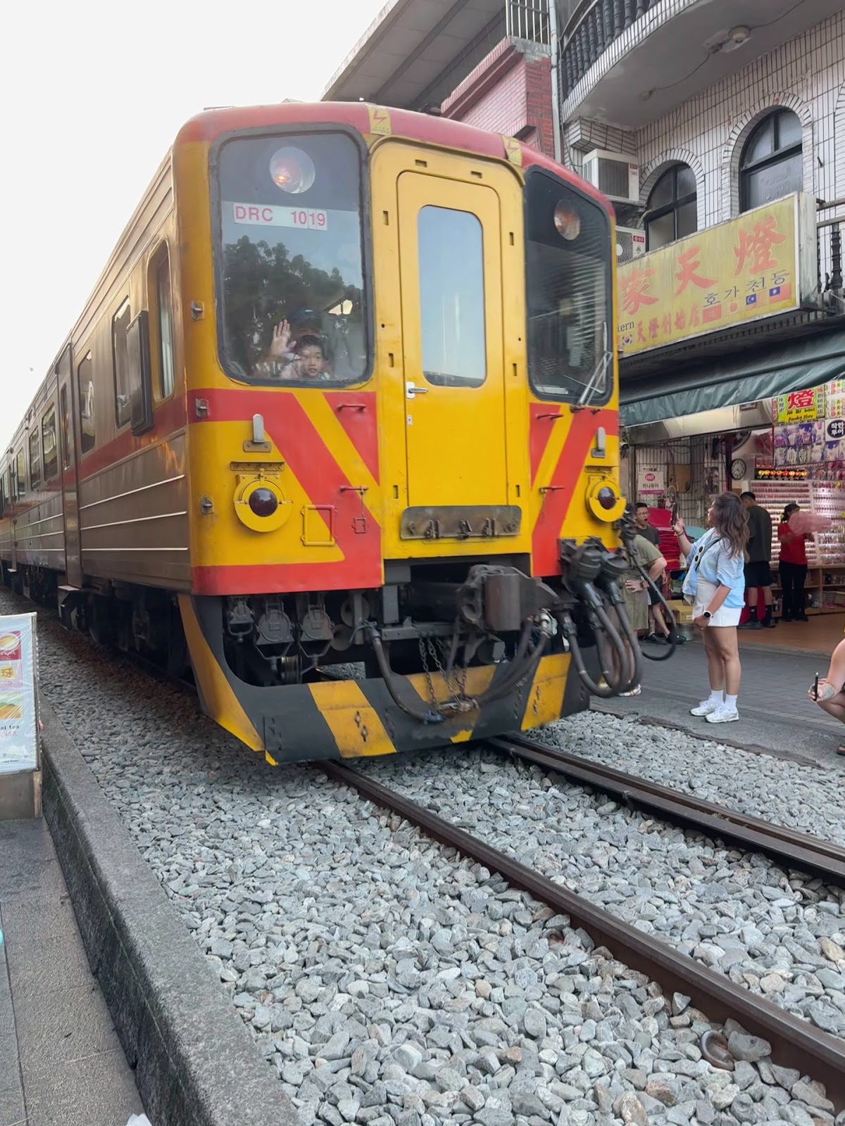 平溪天燈十分老街黃色火車正面特寫，平溪線列車穿越老街