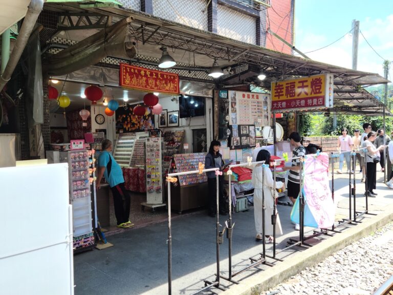 平溪十分幸福天燈店舖，各色天燈高掛，遊客準備施放天燈許願