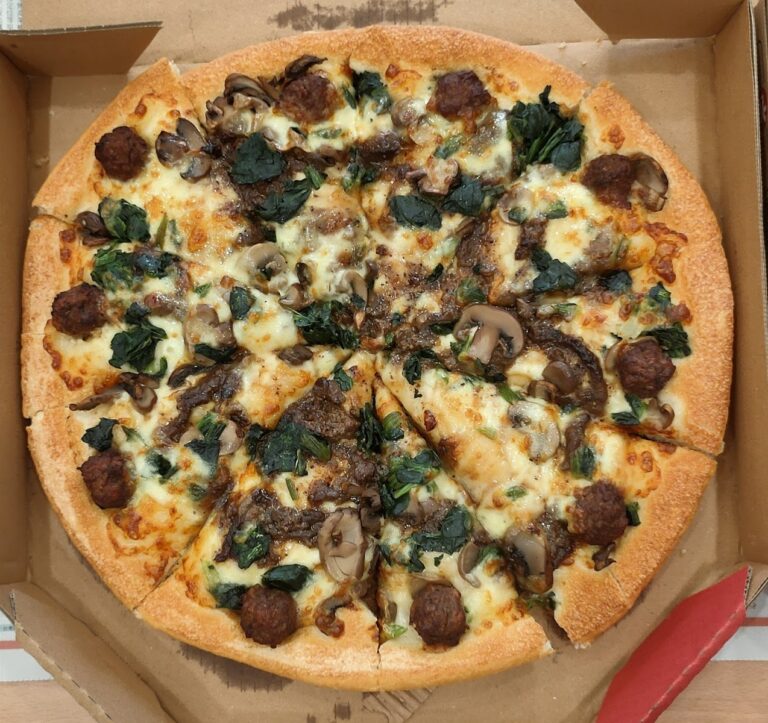 PIZZA HUT必勝客高雄橋頭店外觀，紅色招牌，橋頭在地必吃披薩