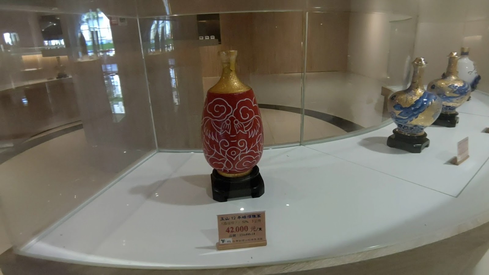 埔里酒廠玻璃展示櫃精品酒瓶玉山12年陳釀42000元