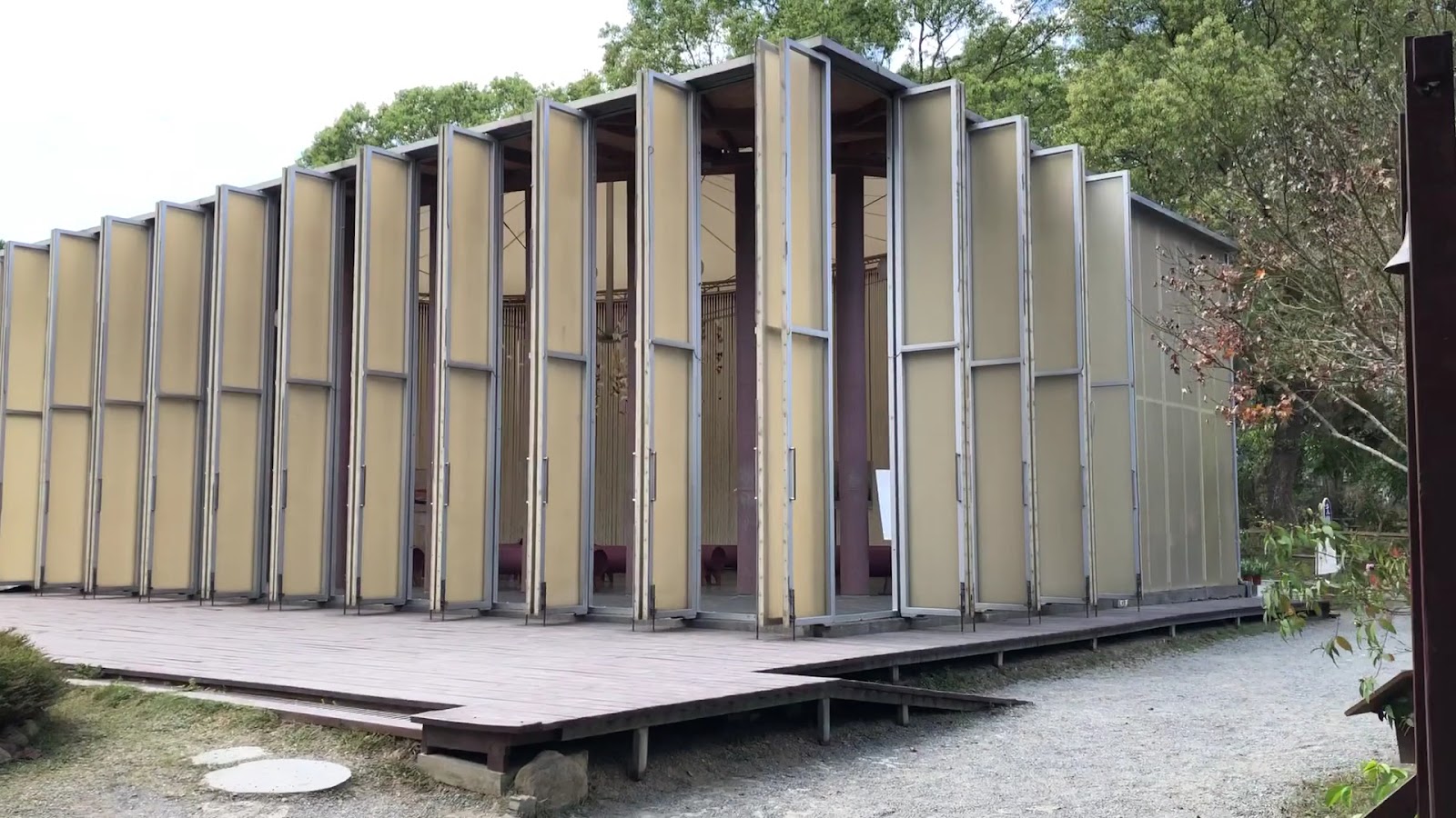 紙教堂外觀正面半透明紙管建築木製走道埔里Paper Dome景點