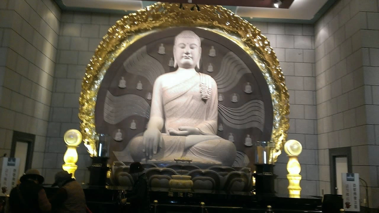中台禪寺殿內白色大理石佛像金色光環背光莊嚴聖潔