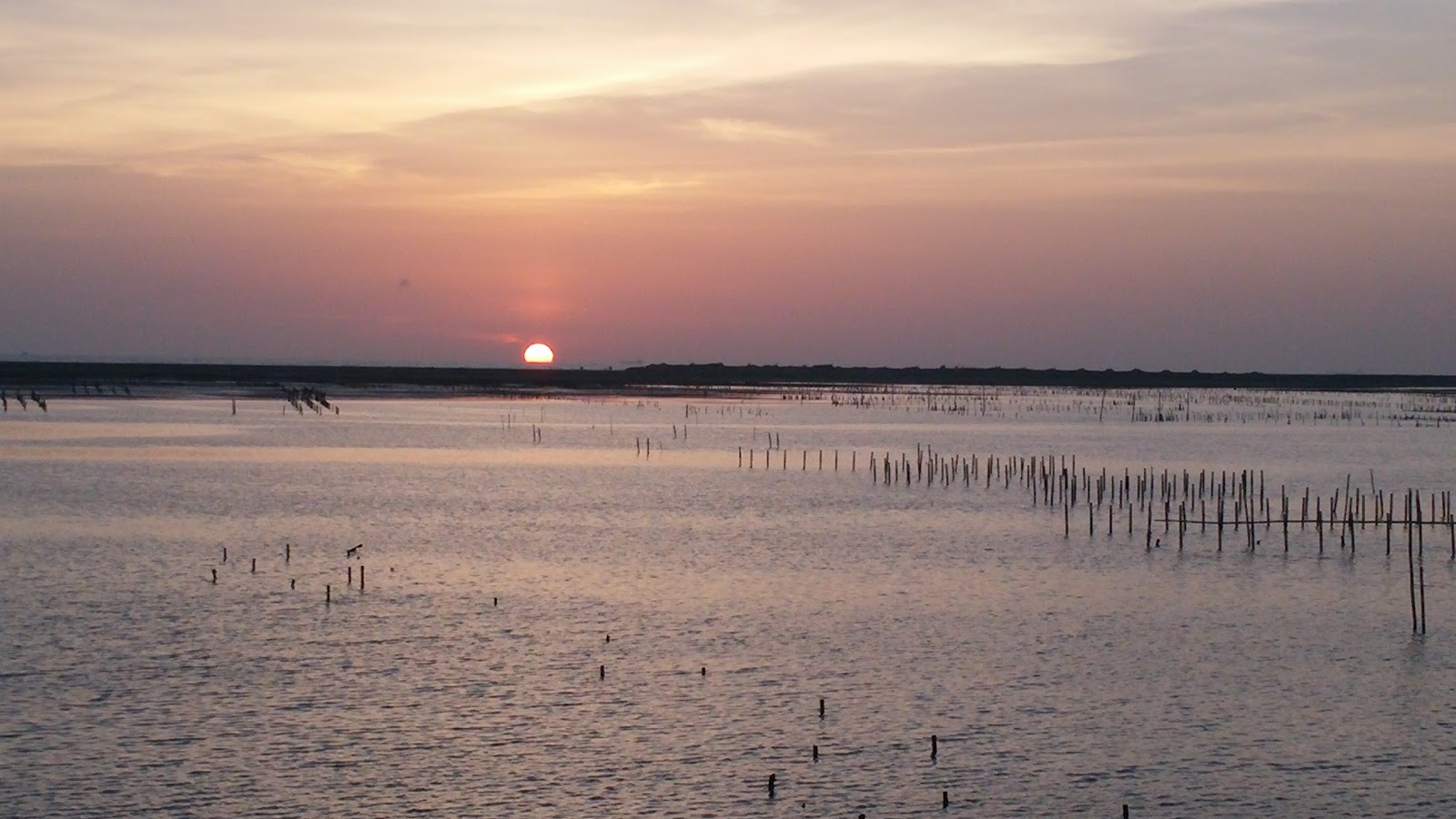 七股潟湖夕陽全景，台南七股濕地黃昏美景
