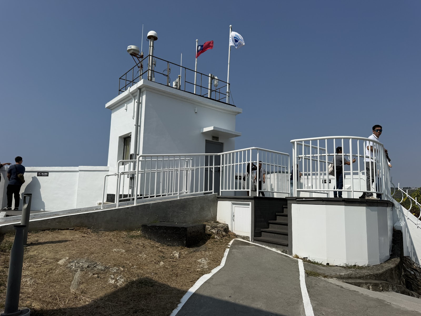 旗後燈塔頂部瞭望台及信號塔建築，台灣國旗迎風飄揚