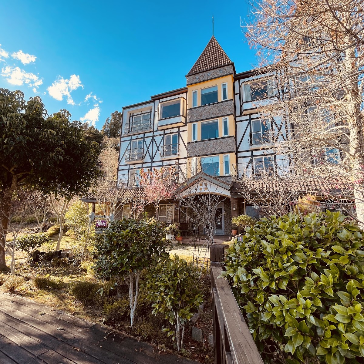 清境農場區內歐式四層樓建築，尖頂木格框外牆，前有花園造景