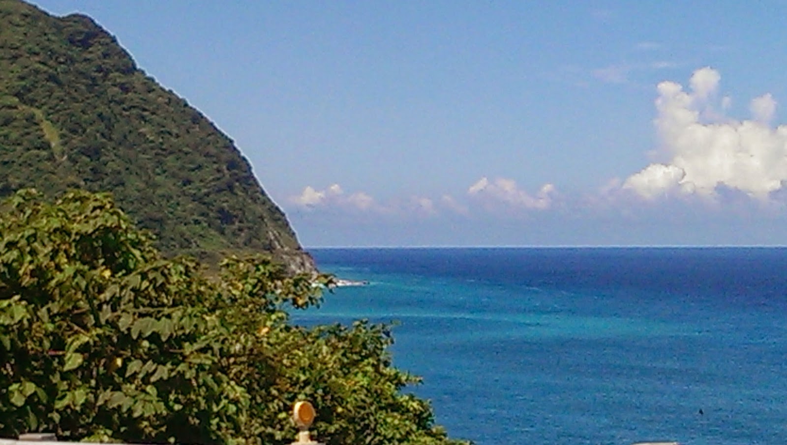 清水斷崖路邊觀景,湛藍太平洋與崖壁山脈,陽光明媚