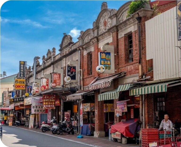 旗山老街巴洛克建築街景，招牌林立，旗山製冰廠歷歷在目