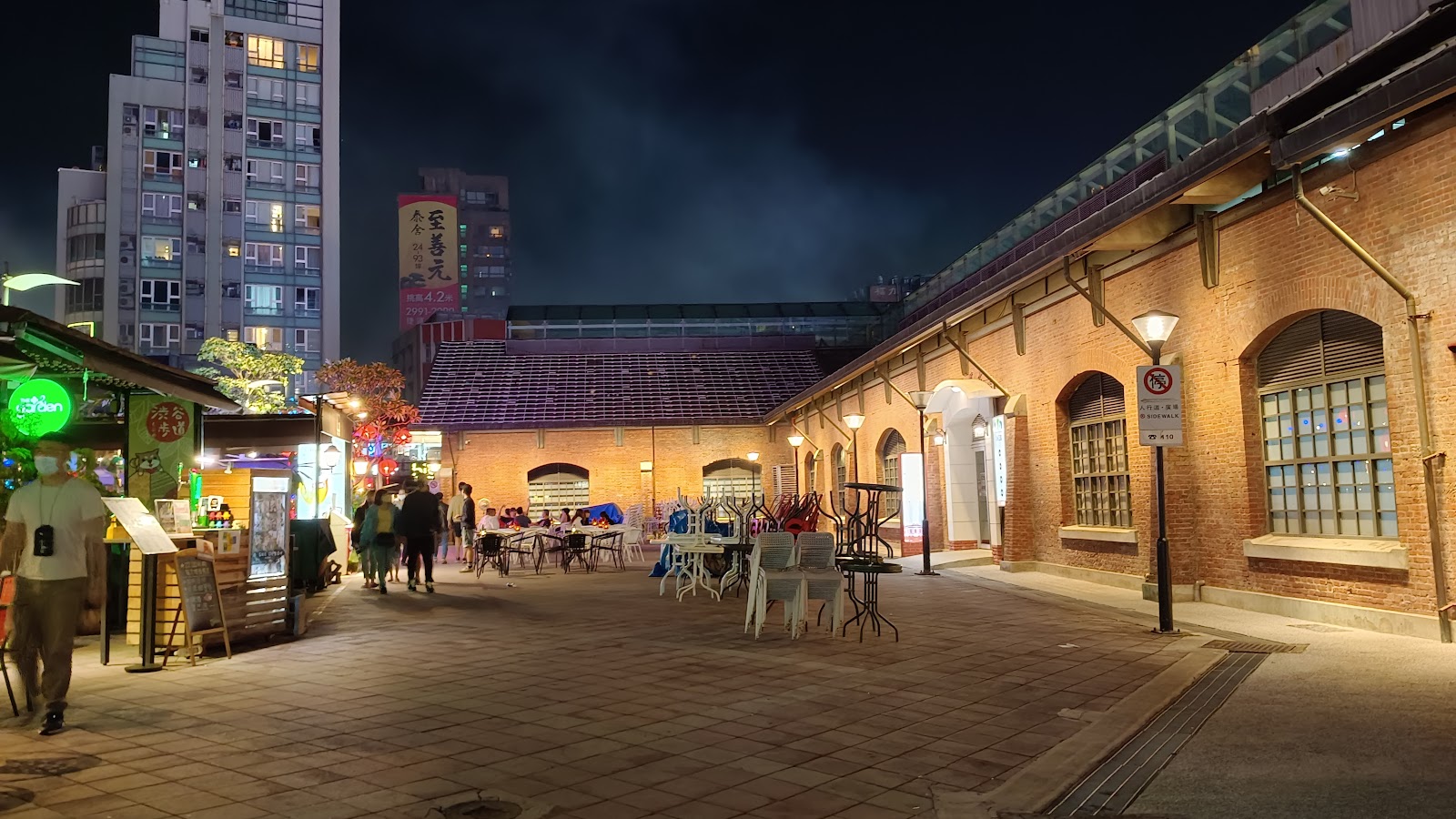 西門紅樓後院夜間攤販桌椅，橘黃燈光，戶外市集，台北西門町