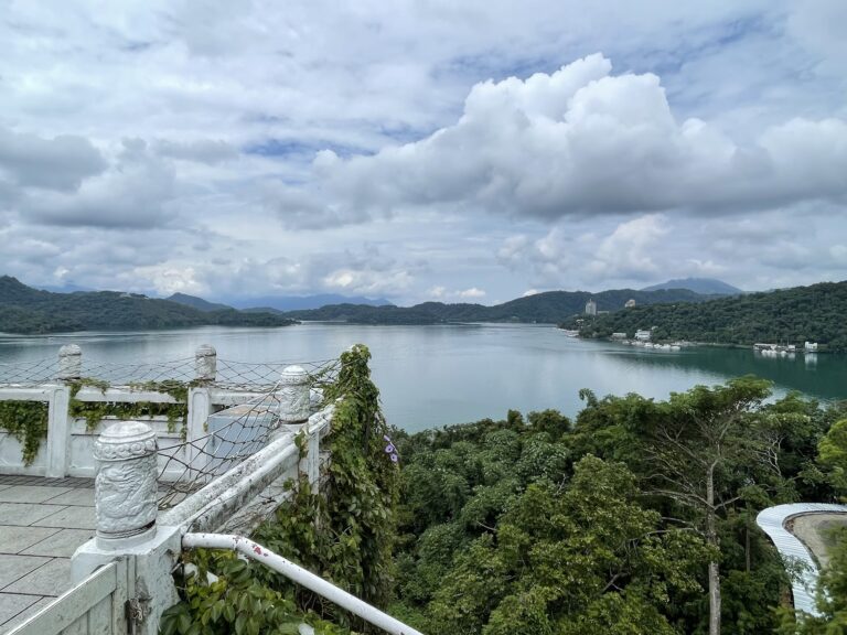 從文武廟俯瞰日月潭全景，湖水碧藍，群山環繞，日月潭一日遊