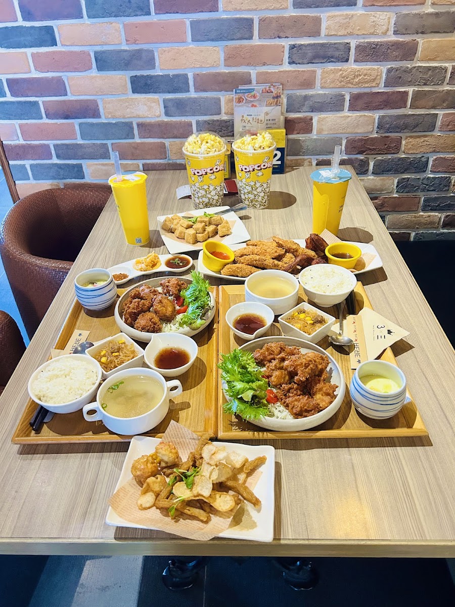 三皇三家高雄岡山店多人份合菜豐盛桌面，各式小碟炸雞配菜