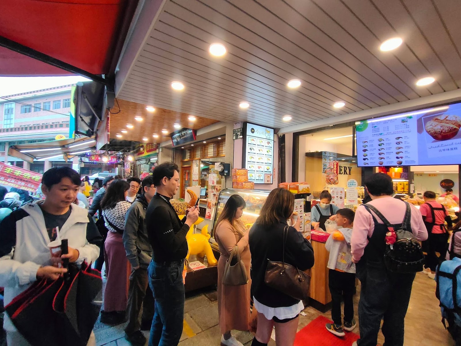 三峽老街商圈遊客排隊購物甜品麵包店
