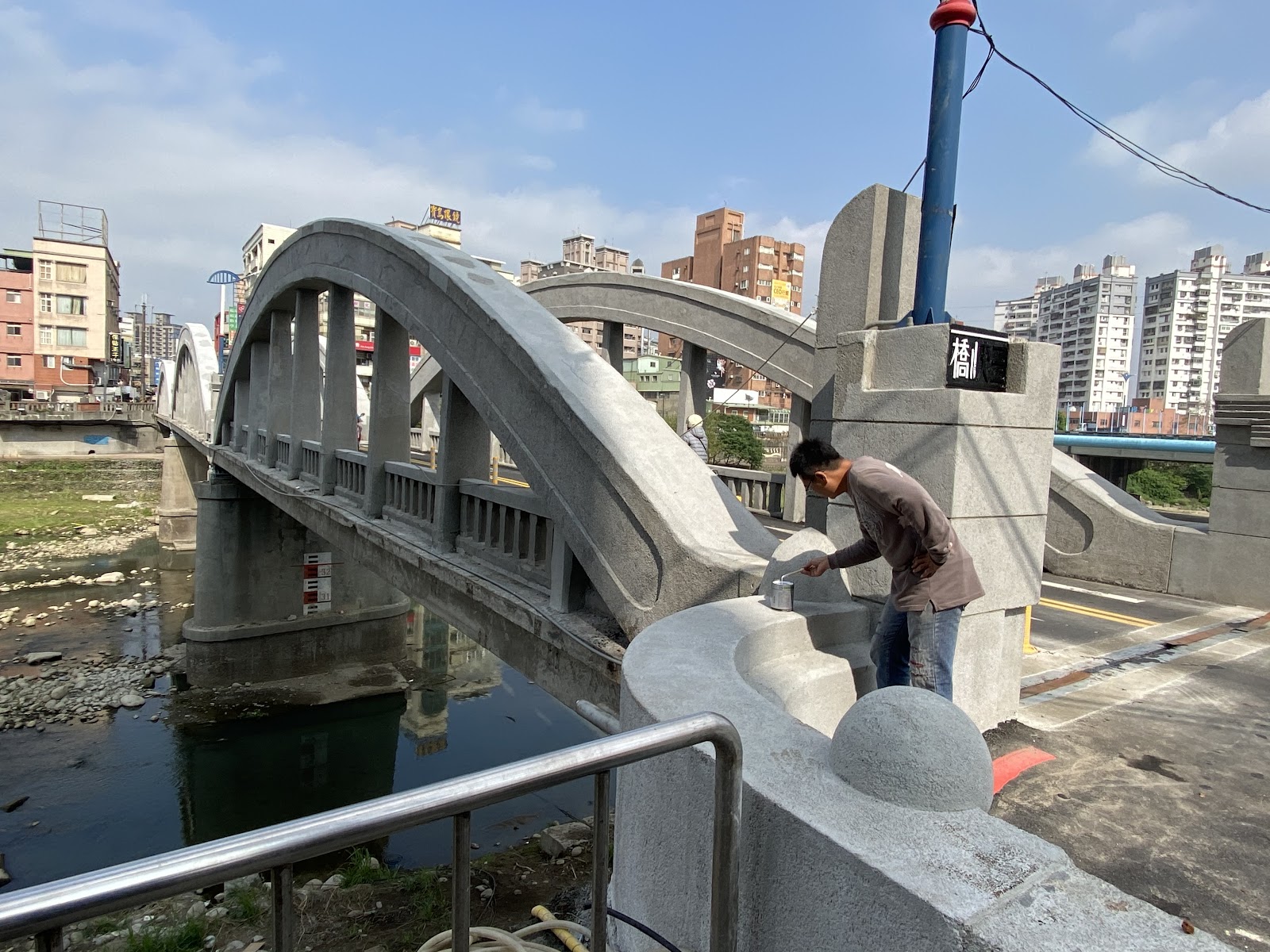 三峽長福橋灰白拱形橋三峽河景