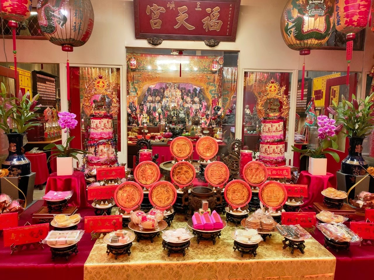 廟宇神桌壽桃糕點蘭花盆栽金碧輝煌祭典