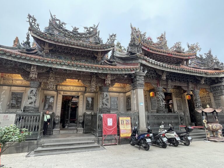 三峽長福巖清水祖師廟正面全景，精雕石柱木刻龍鳳