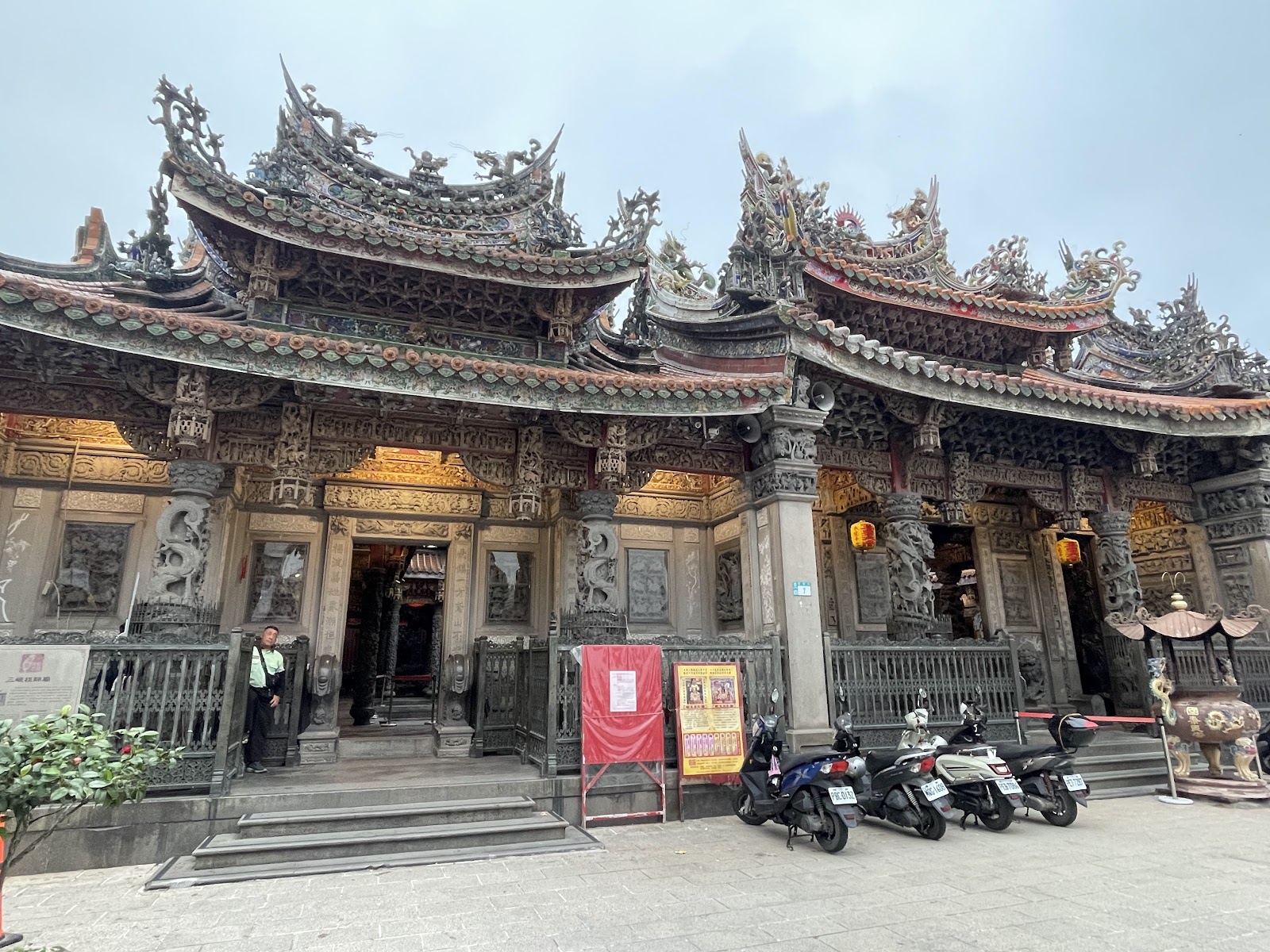 三峽長福巖清水祖師廟正面全景，精雕石柱木刻龍鳳