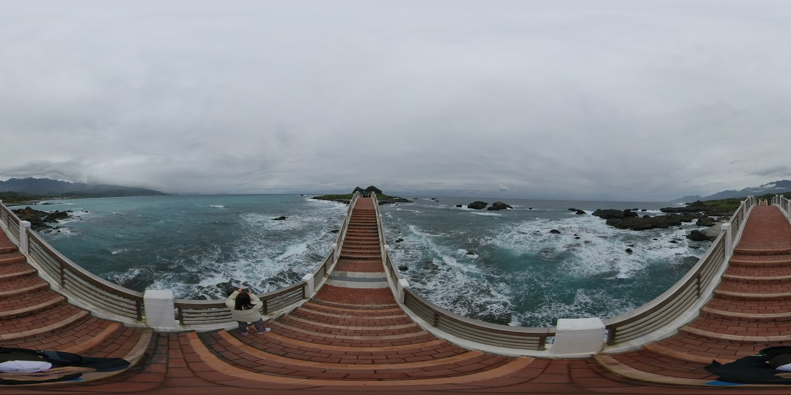 站在三仙台步橋頂端俯瞰全景，海浪拍打礁岩，台東海岸景色壯闊