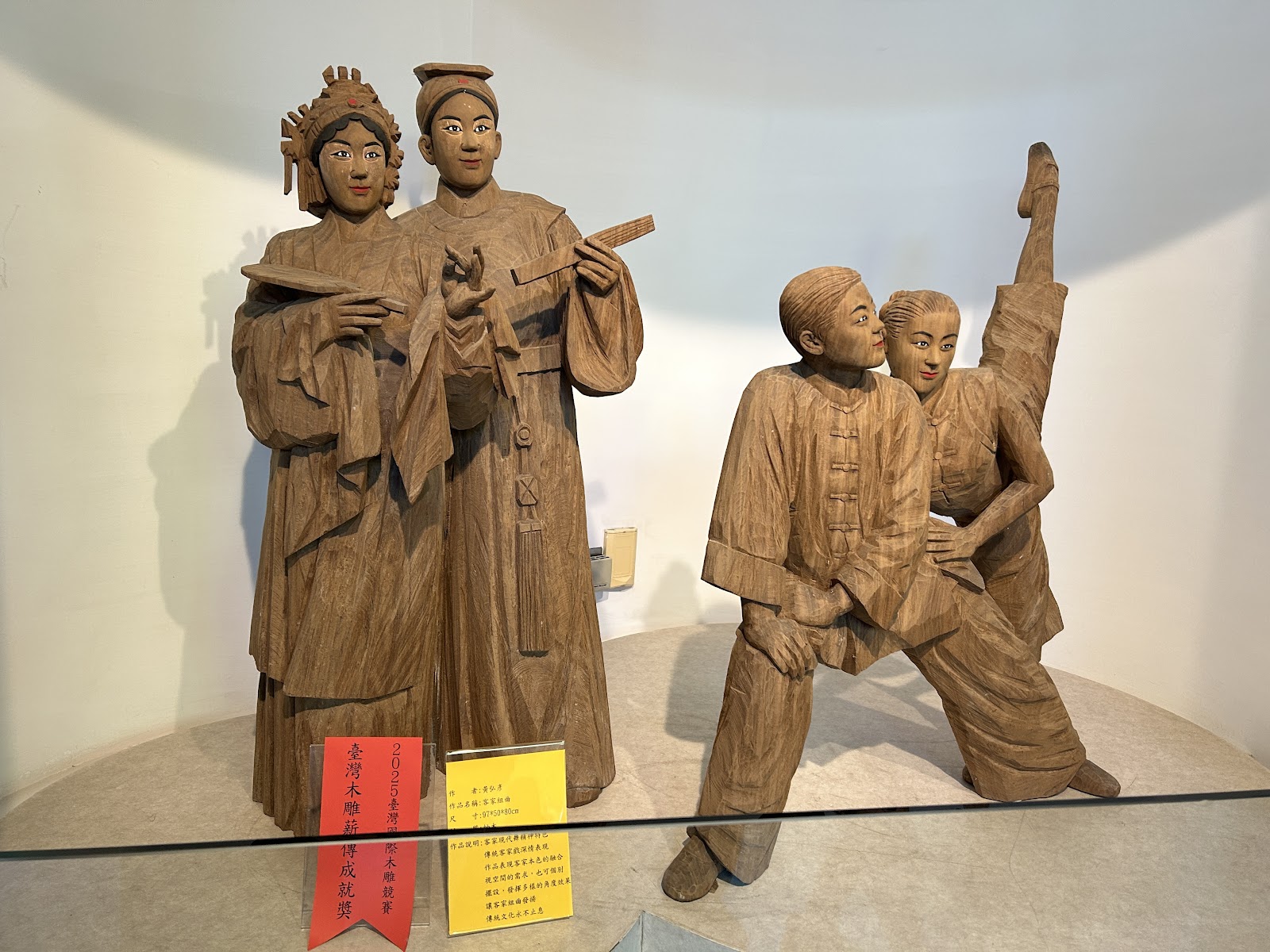 三義木雕博物館室內展示台灣傳統戲曲人物木雕