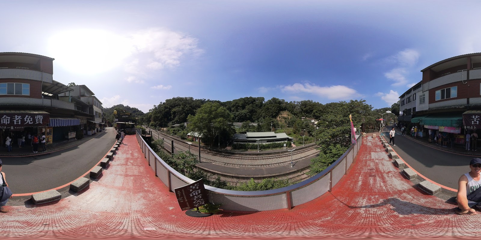 勝興車站360度全景，兩側老街商店，中間舊山線鐵道