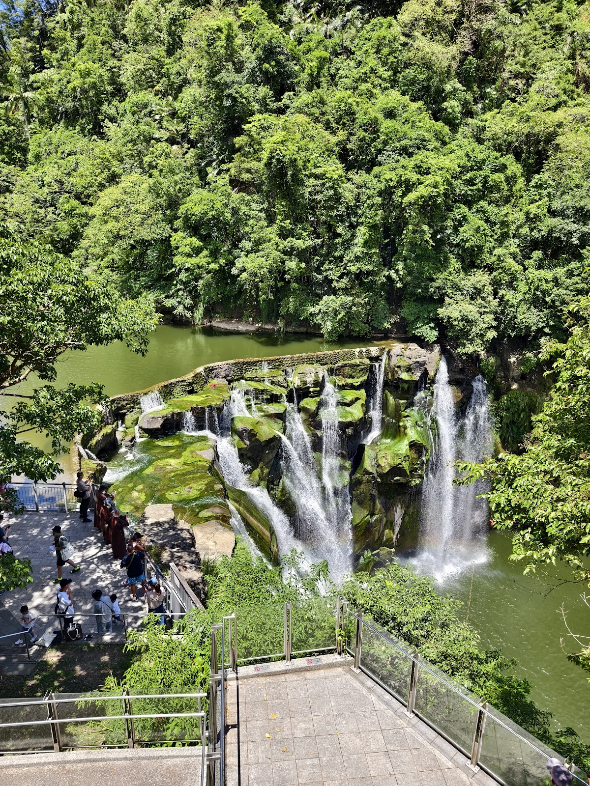 台灣最大簾幕型瀑布十分瀑布俯瞰全景，翠綠水潭與步道遊客，新北市平溪