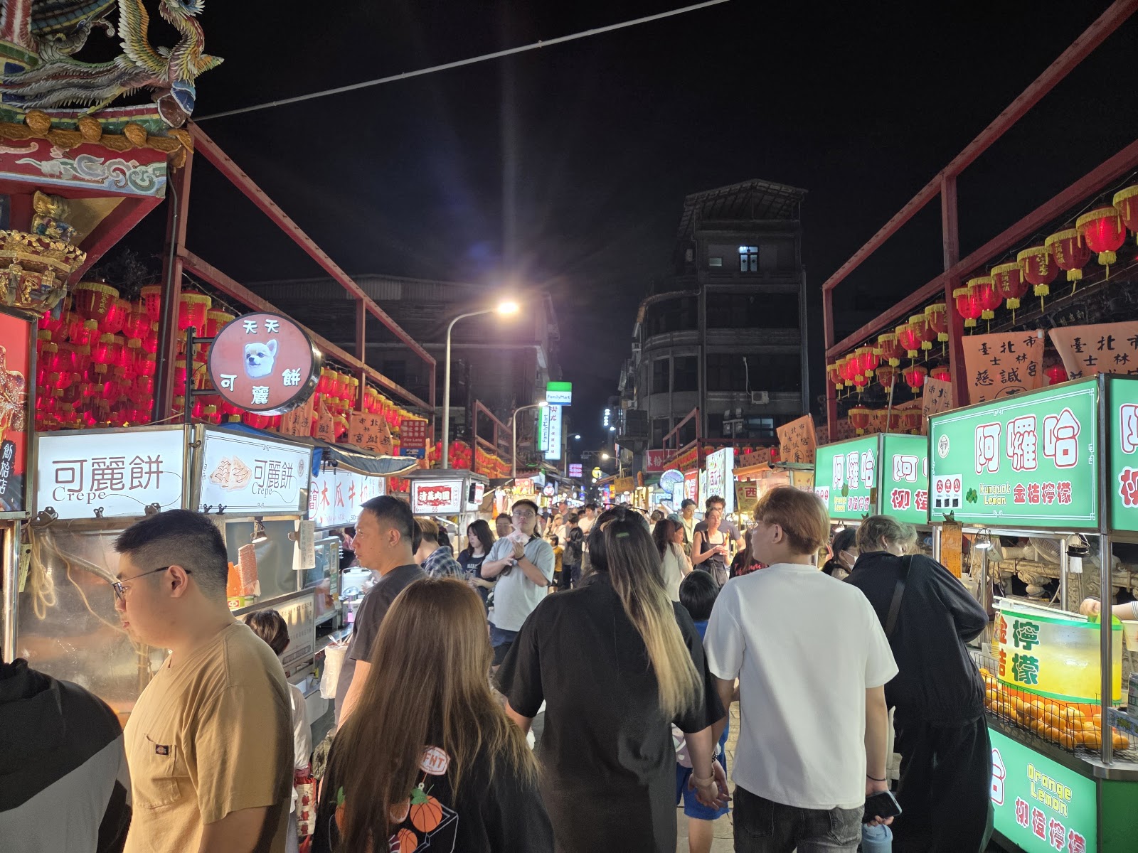 士林夜市主走道人潮熙攘紅燈籠高掛，台北夜市必訪
