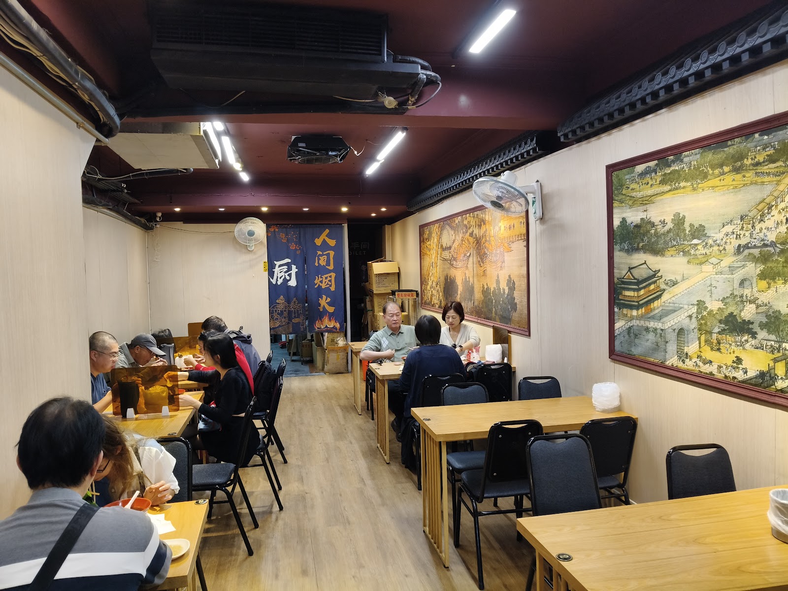 士林夜市附近餐廳室內,人間煙火布簾,古典壁畫