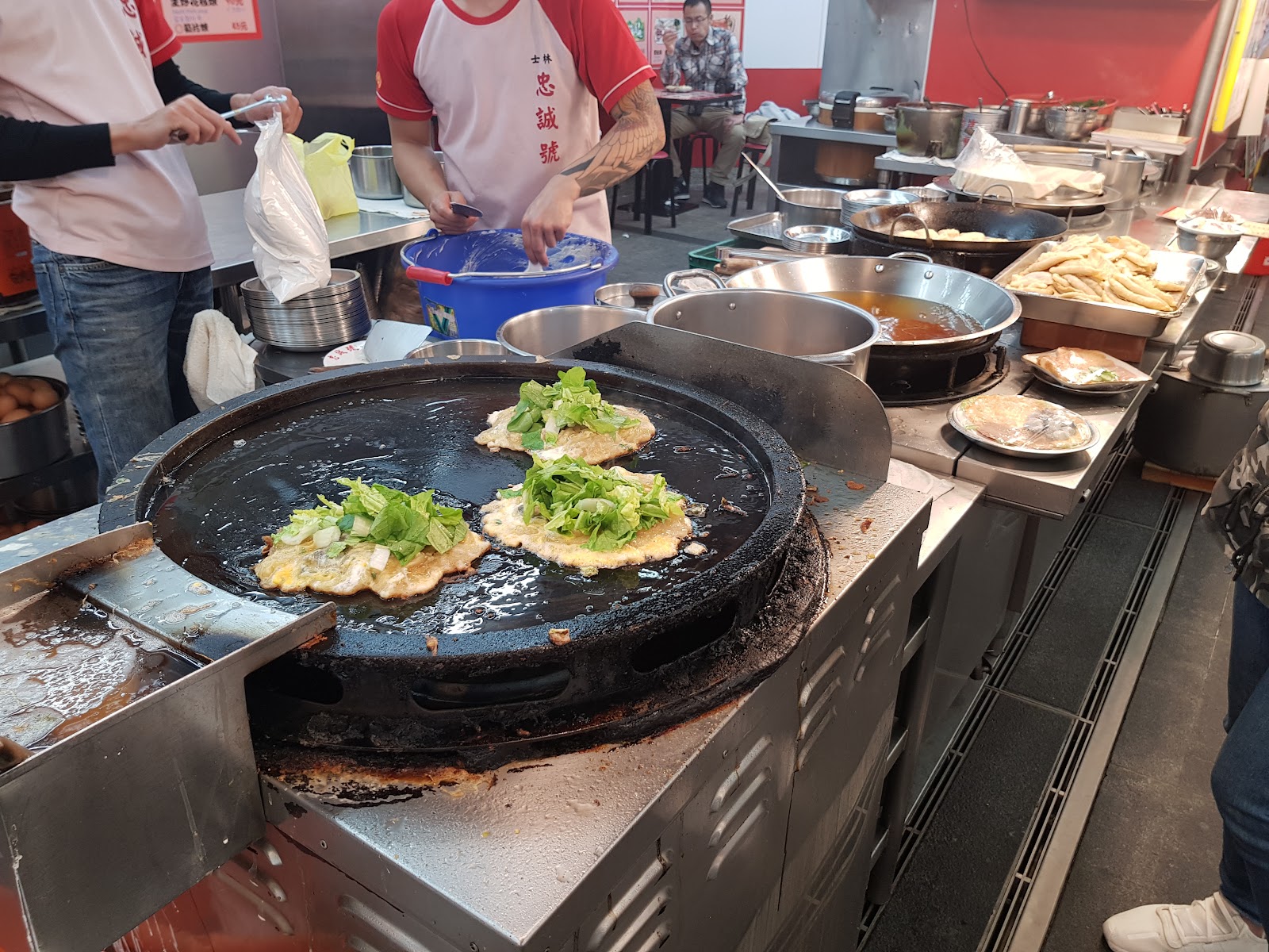 士林忠誠號蚵仔煎鐵板現煎台北夜市古早味