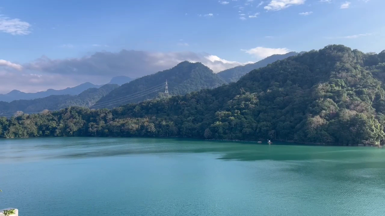 石門水庫藍碧色湖水景色