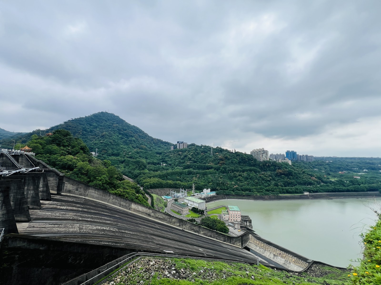 石門水庫壩頂俯瞰石門水庫電廠與湖面全景
