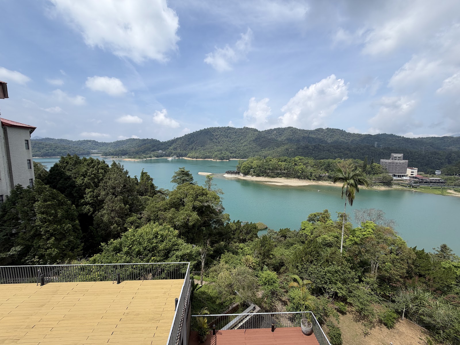 從高處俯瞰日月潭，翠綠湖水與層疊青山盡收眼底