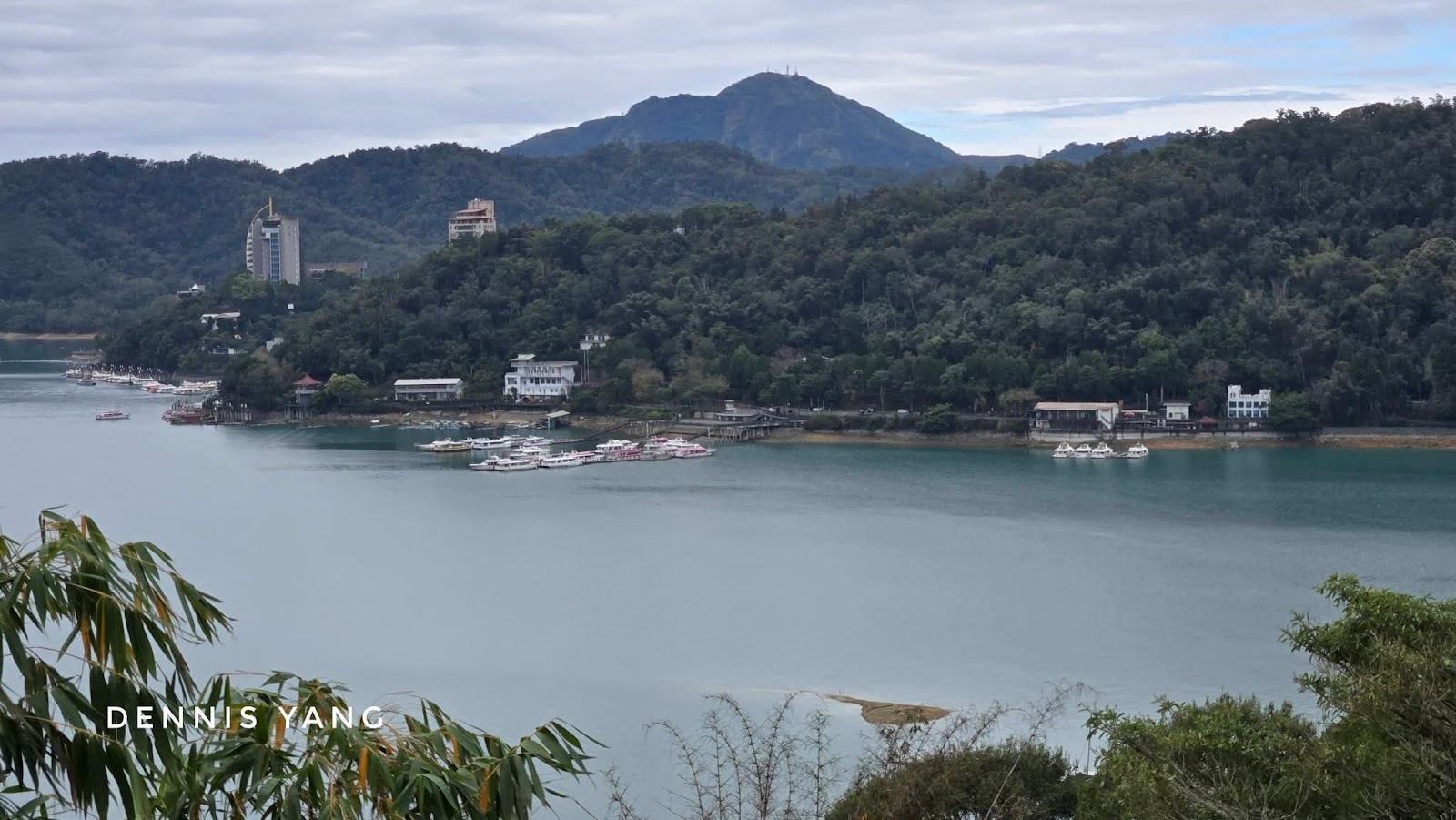 從文武廟高處俯瞰日月潭，水社碼頭建築群與遊艇停靠，青山環抱，湖水碧綠