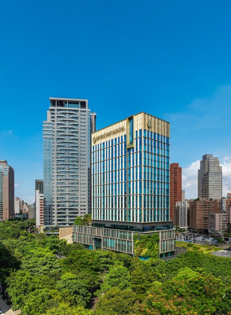 台中勤美洲際酒店外觀鳥瞰，InterContinental洲際標誌，藍天綠樹環繞