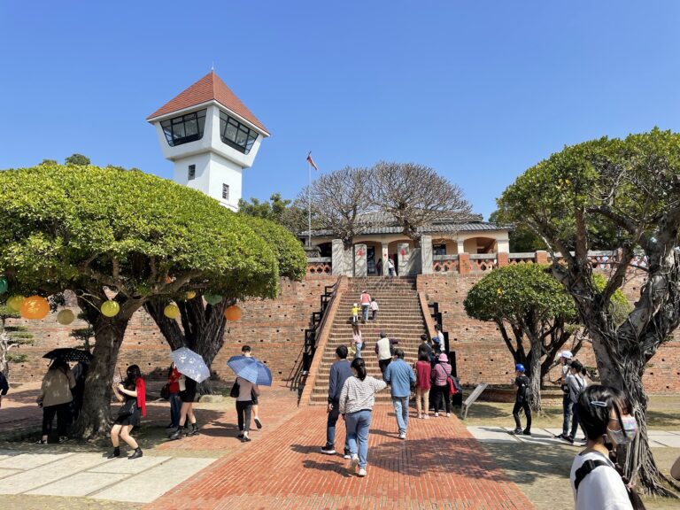 安平古堡入口廣場白色瞭望台台南一日遊必訪景點