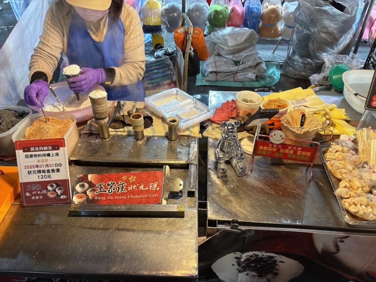 台南花園夜市王家庄狀元粿手工製作現場,竹筒模具捏製古早味甜點