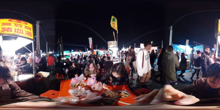 台南花園夜市夜晚人潮廣角照，攤位燈光璀璨，人流絡繹不絕