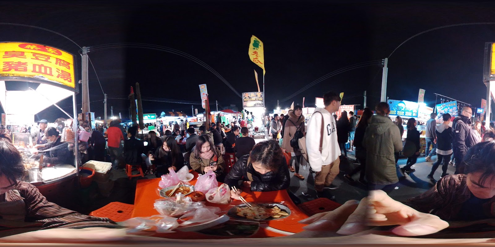 台南花園夜市夜晚人潮廣角照，攤位燈光璀璨，人流絡繹不絕