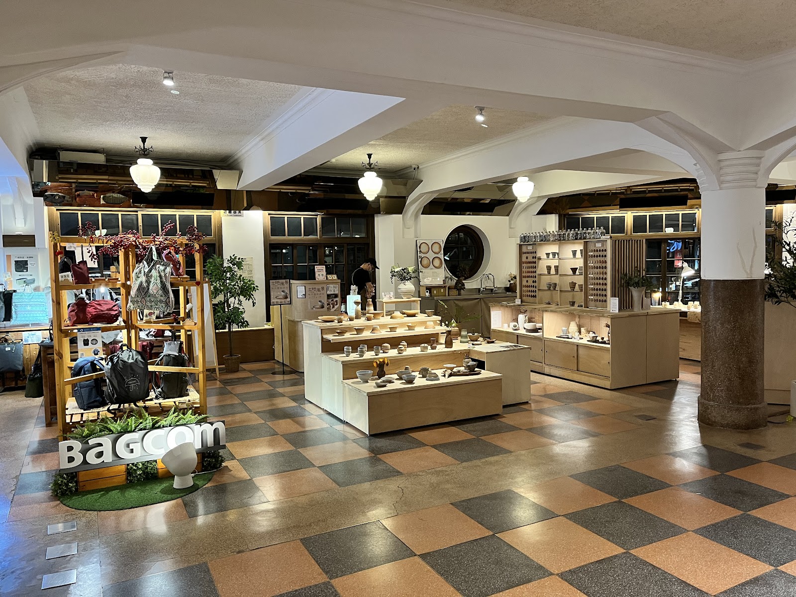 台南林百貨室內全景，黑白棋盤格地板與拱形天花板，充滿昭和建築美感