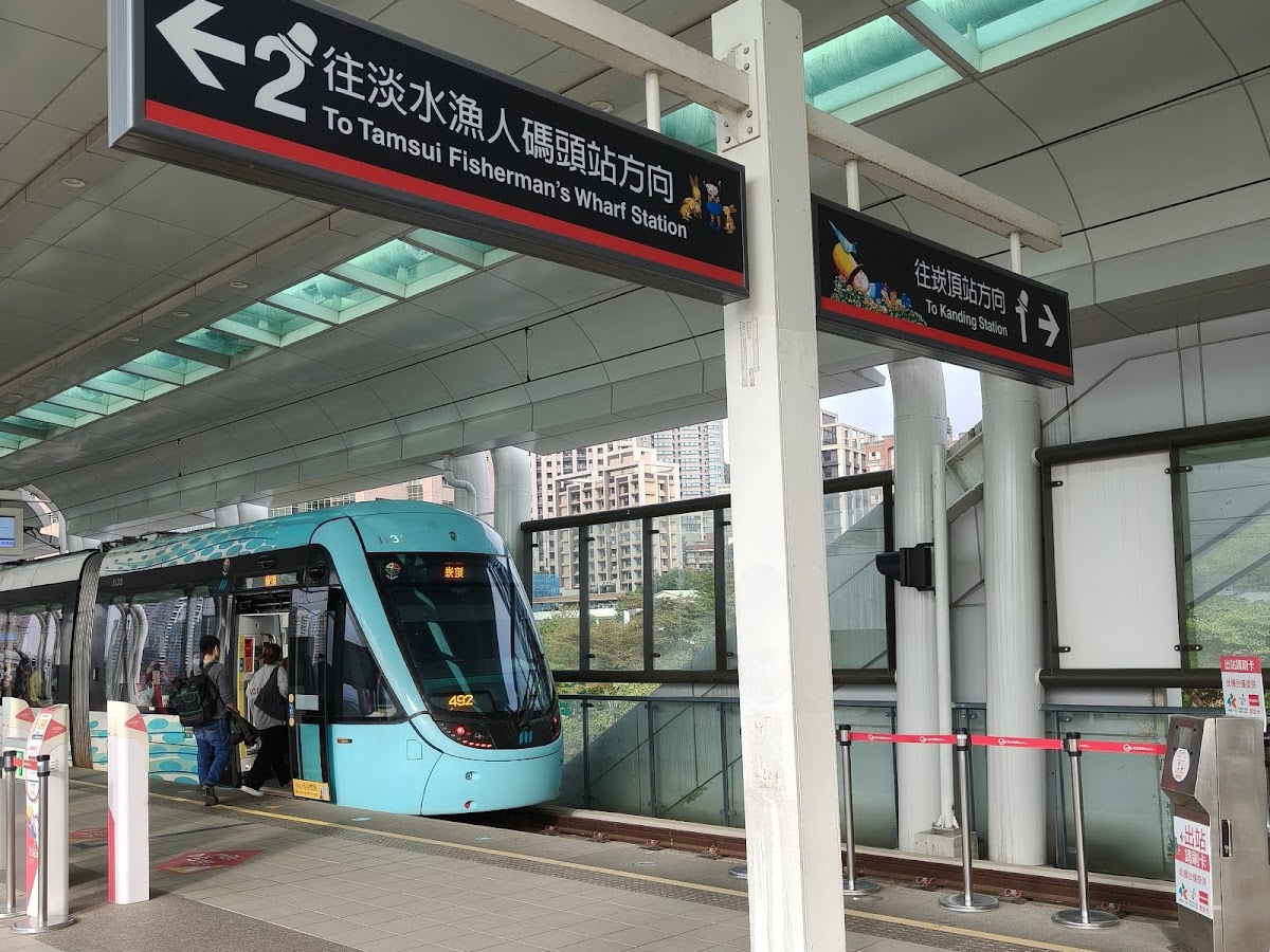 淡海輕軌藍綠色列車停靠往漁人碼頭方向