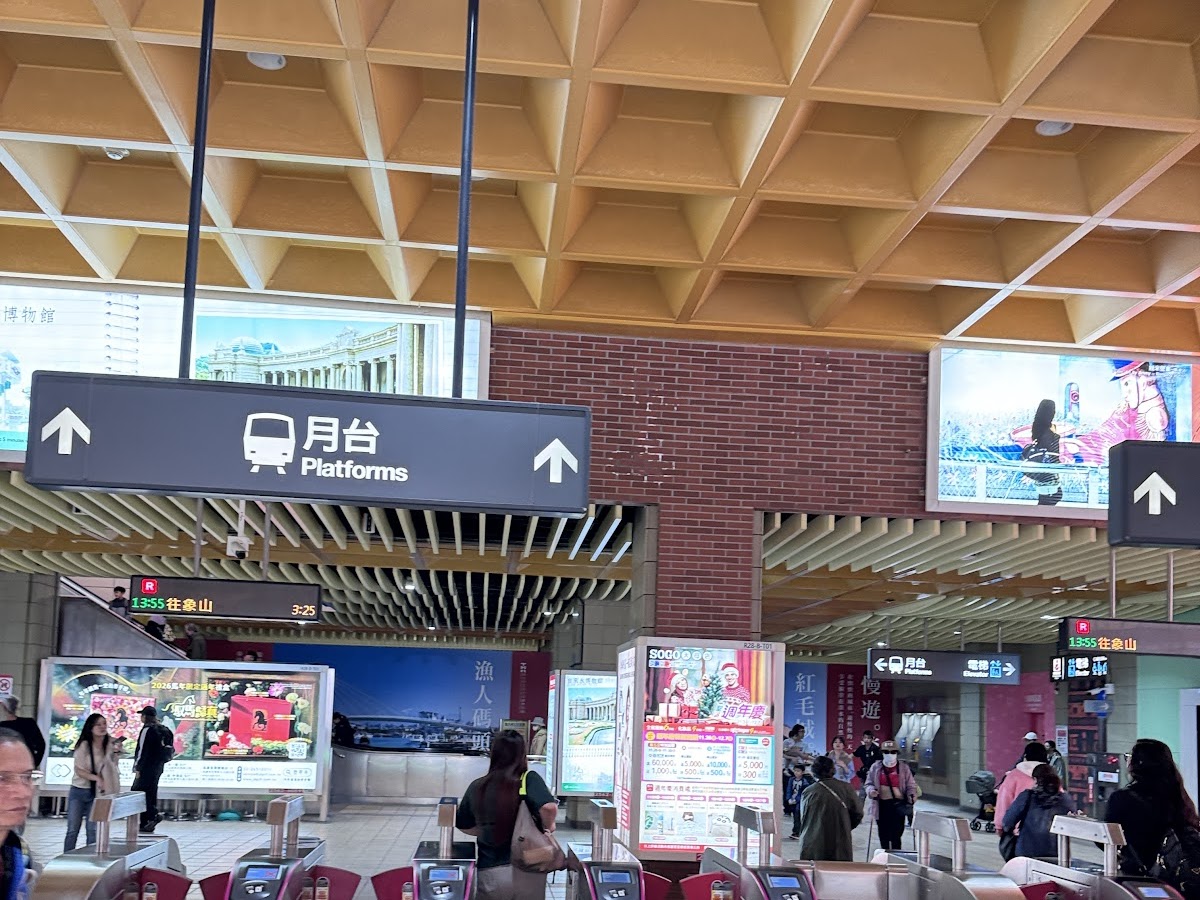 淡海輕軌站台往淡水漁人碼頭站方向指示牌