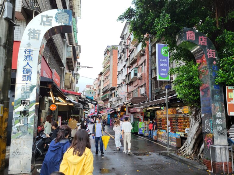 淡水老街景色,遊客漫步在充滿古早味的老街