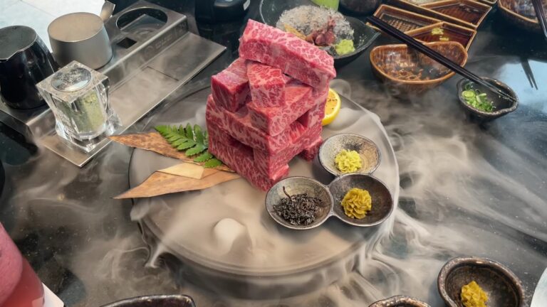 碳佐麻里精品燒肉高雄時代店－乾冰和牛料理上桌，視覺震撼效果十足