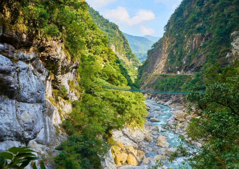 太魯閣峽谷全景，大理石峭壁與立霧溪壯麗景色