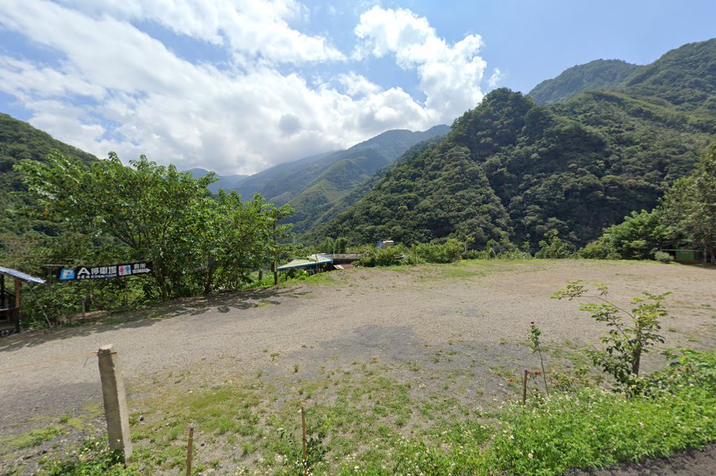 老鷹溪步道入口附近停車空地與山景