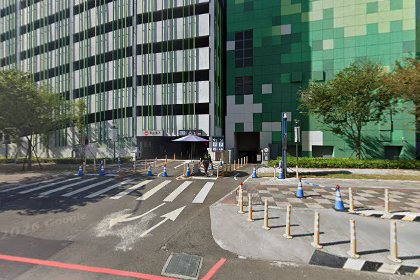 Longchamp 台中LaLaport店外部周邊街景與現代化建築外觀