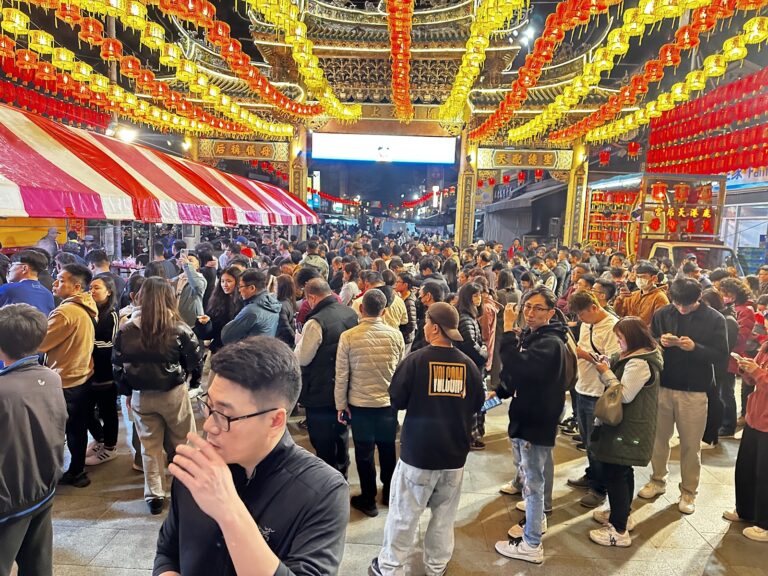彰化鹿港天后宮廟前廣場夜間燈籠璀璨人潮湧動