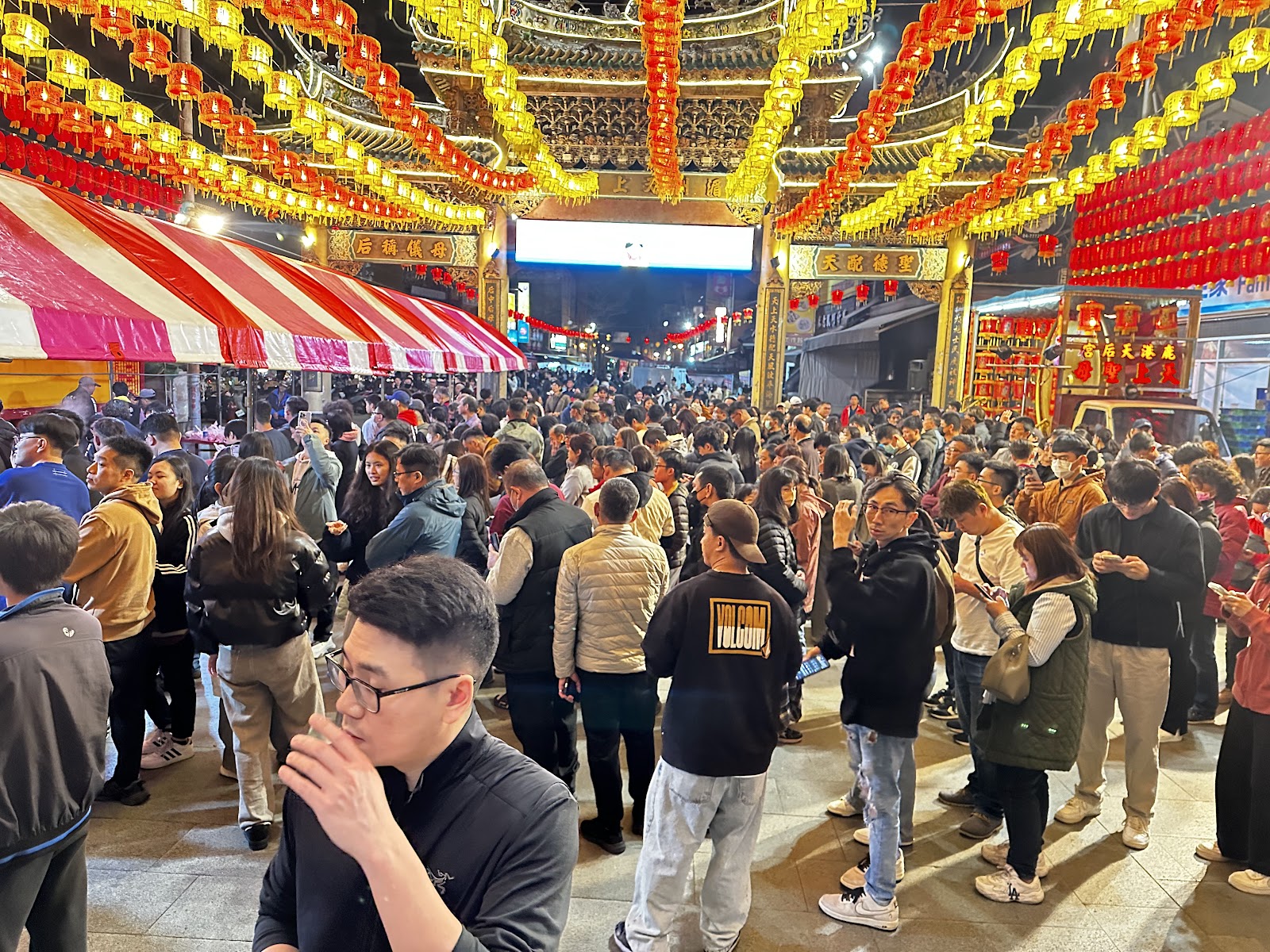 彰化鹿港天后宮廟前廣場夜間燈籠璀璨人潮湧動