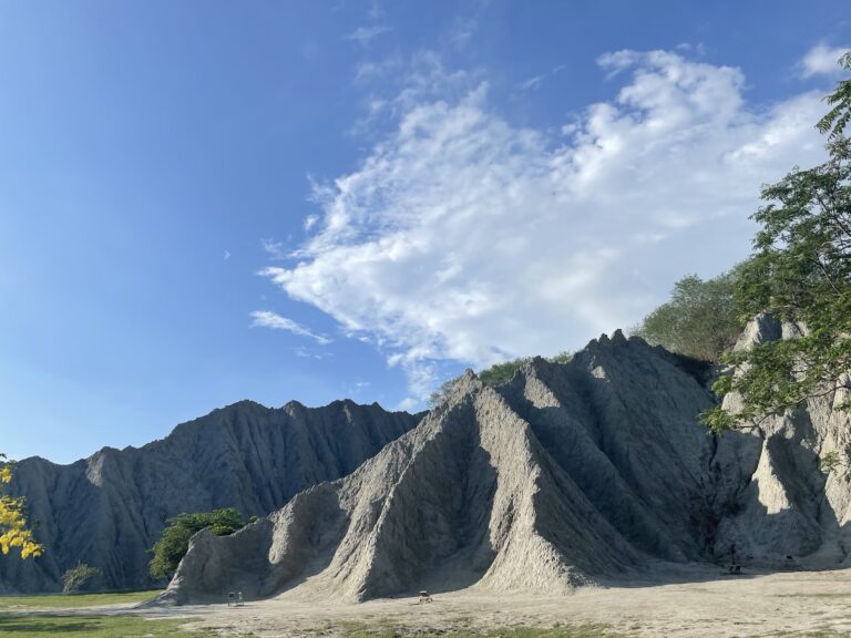 高雄田寮月世界泥岩惡地山丘與藍天，月世界地景公園壯觀全景