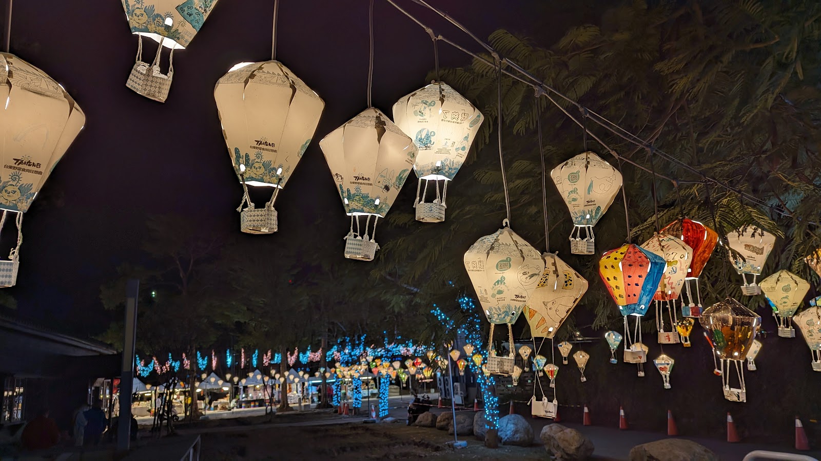鐵花村音樂聚落慢市集夜晚熱氣球燈籠裝置藝術台東