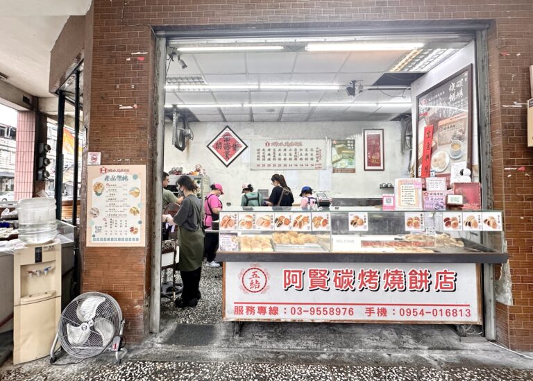 五結阿賢碳烤燒餅店外觀全景，阿賢碳烤燒餅店招牌及玻璃展示台